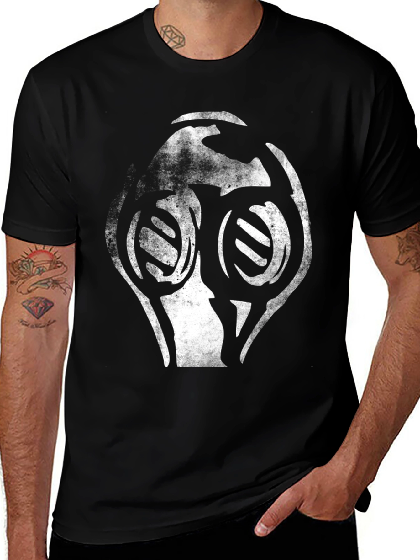 Variant 21 of Distressed Robot Mask Graphic Black T-Shirt