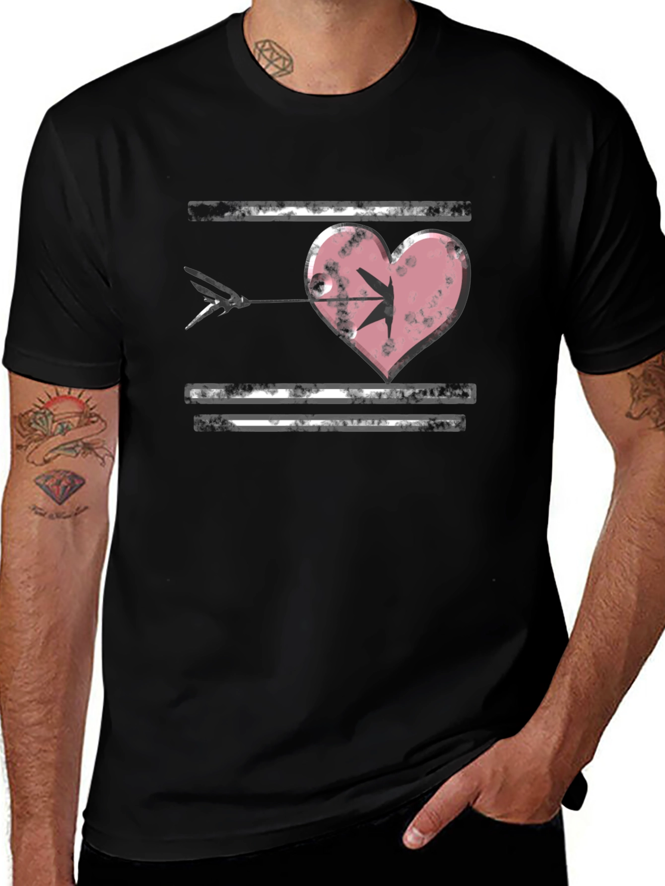 Camiseta Negra Corazón Flechado Estilo Grunge
