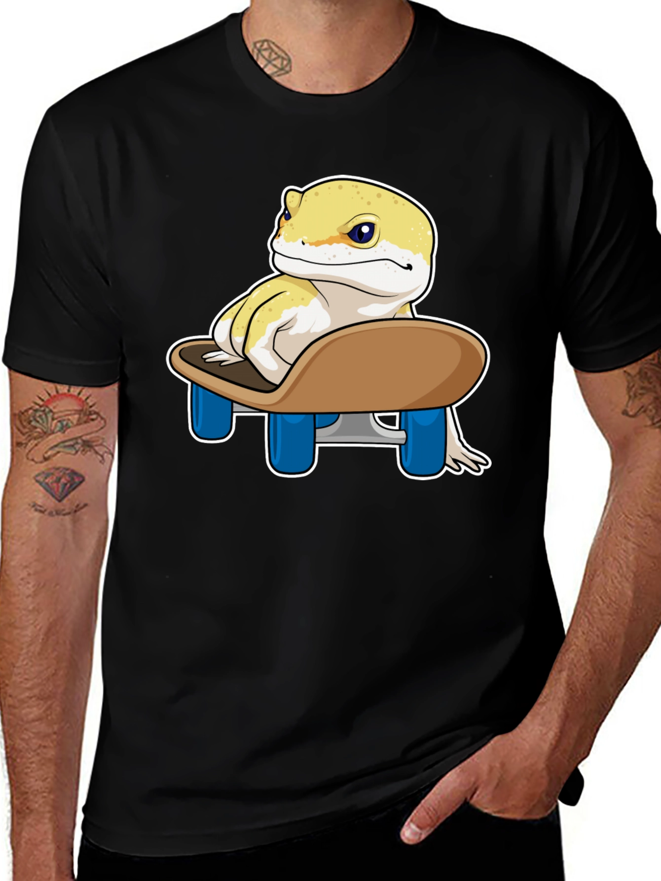 Variant 10 of Skateboarding Gecko T-Shirt - Cool Reptile Design