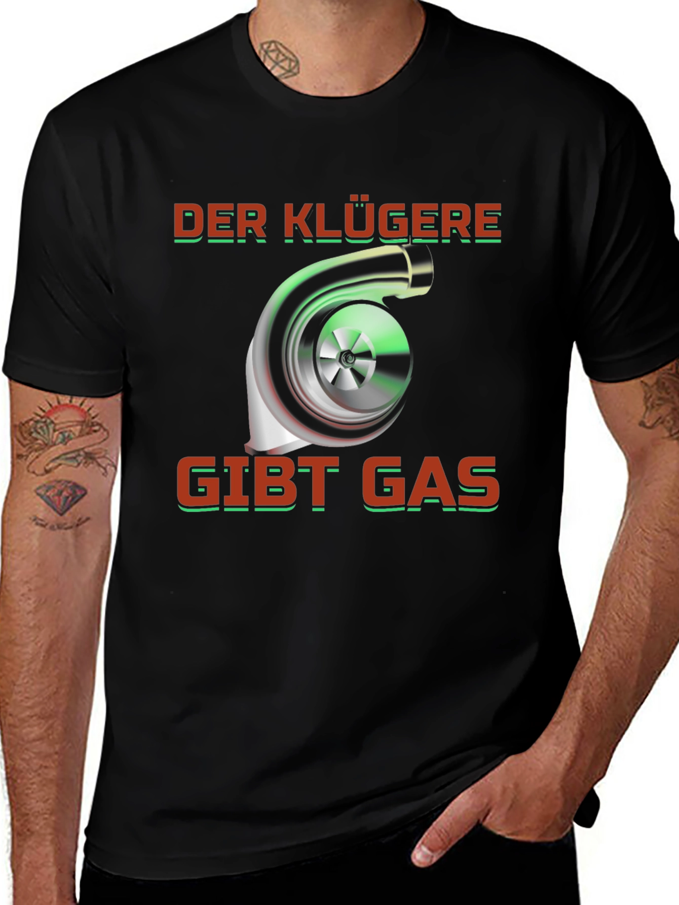 Der Klügere Gibt Gas T-Shirt - Turbo Car Enthusiast Tee