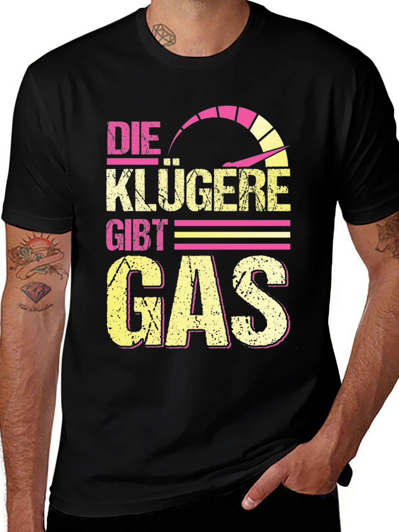 Die Klügere Gibt Gas T-Shirt - German Saying Tee