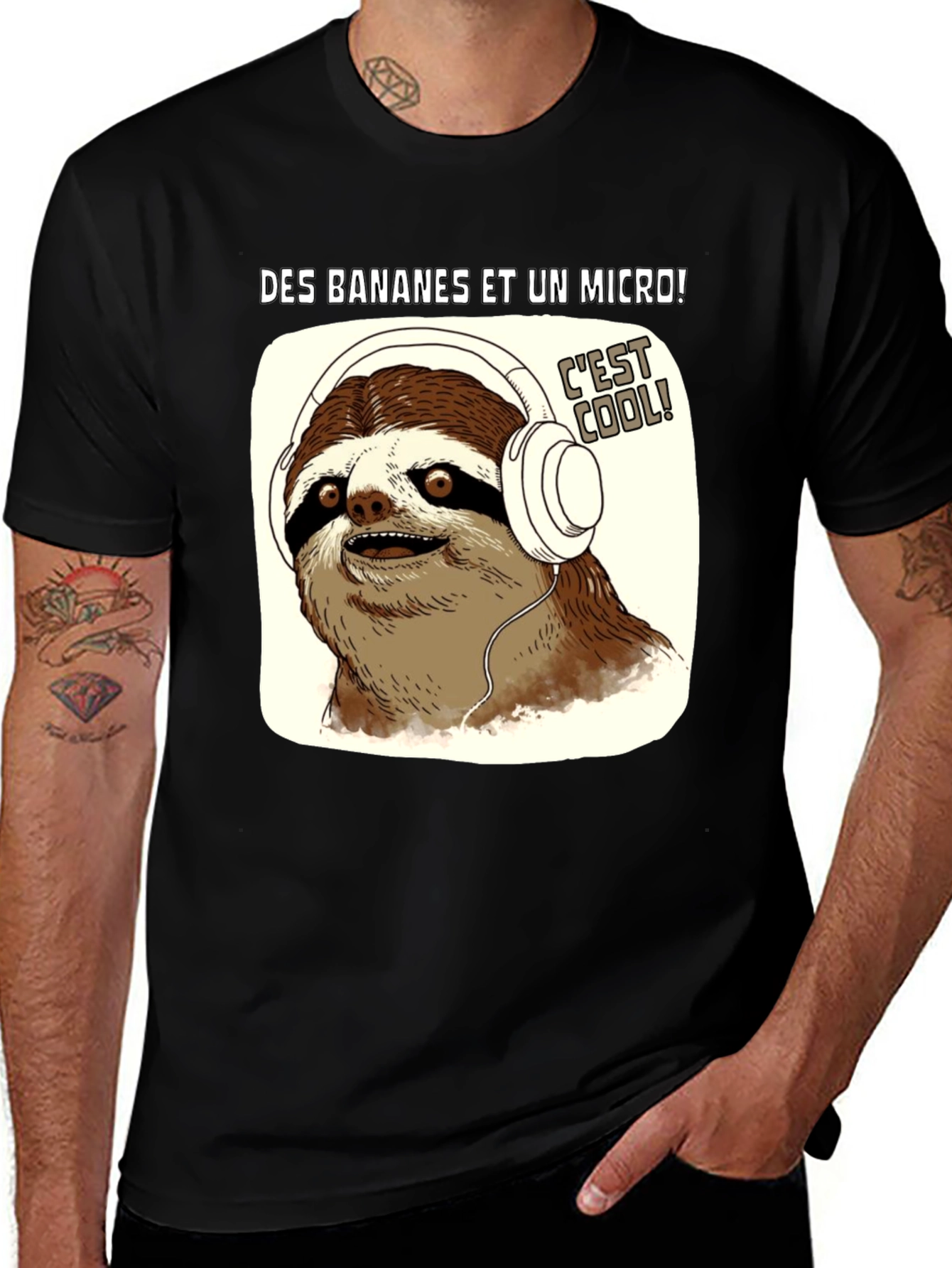 Variant 27 of Funny Sloth DJ T-Shirt - "Des Bananes Et Un Micro!"