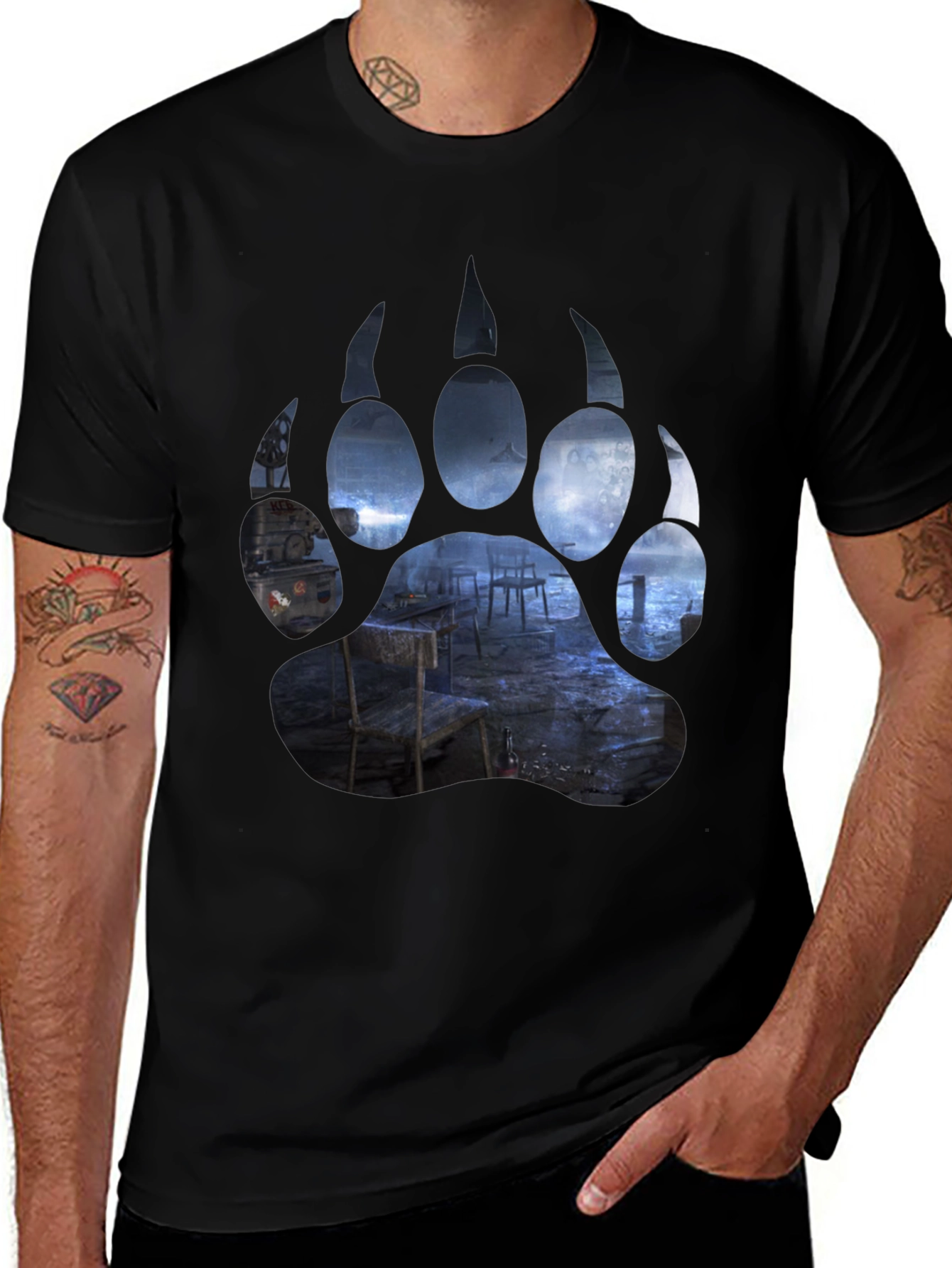 Variant 30 of Bear Paw Print Graphic T-Shirt - Black