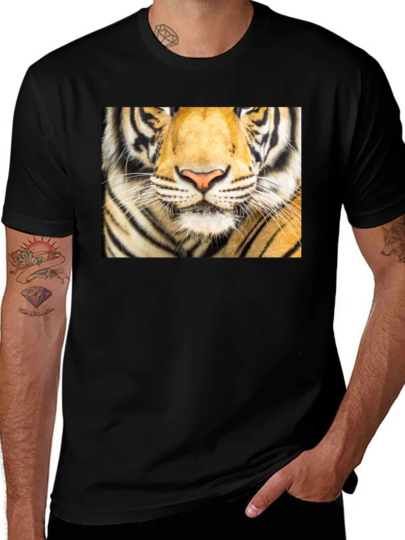 Variant 28 of Tiger Face Graphic Black T-Shirt