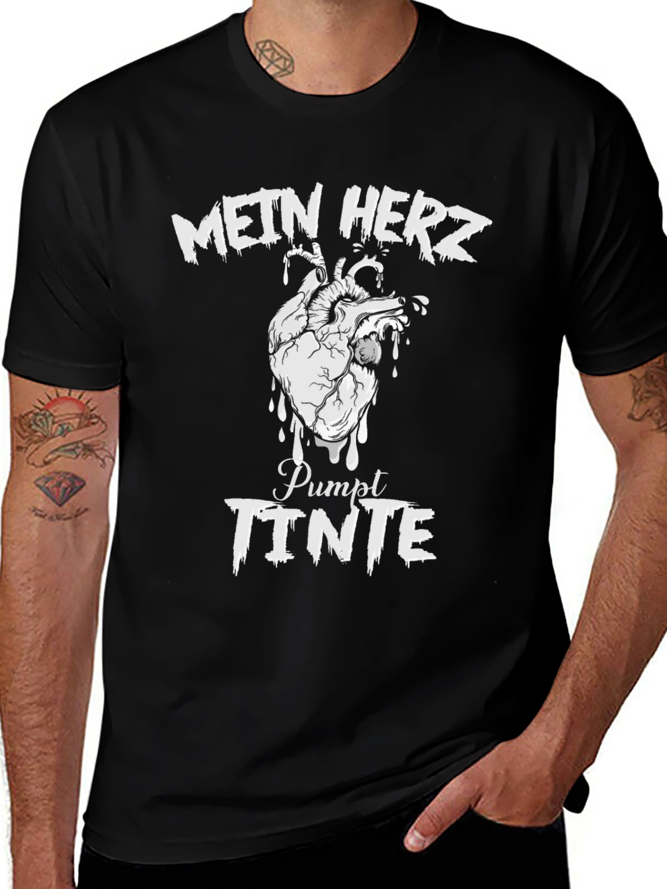 Variant 10 of Mein Herz Pumpt Tinte Black Graphic Tee