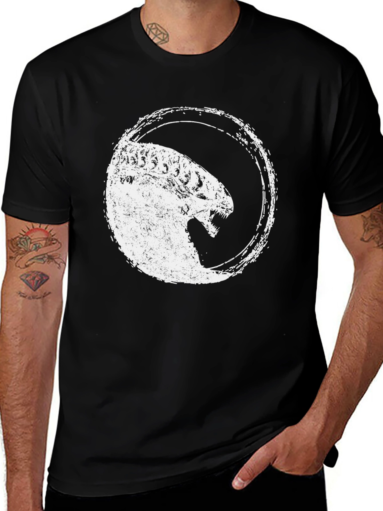 Alien Xenomorph Distressed Graphic T-Shirt