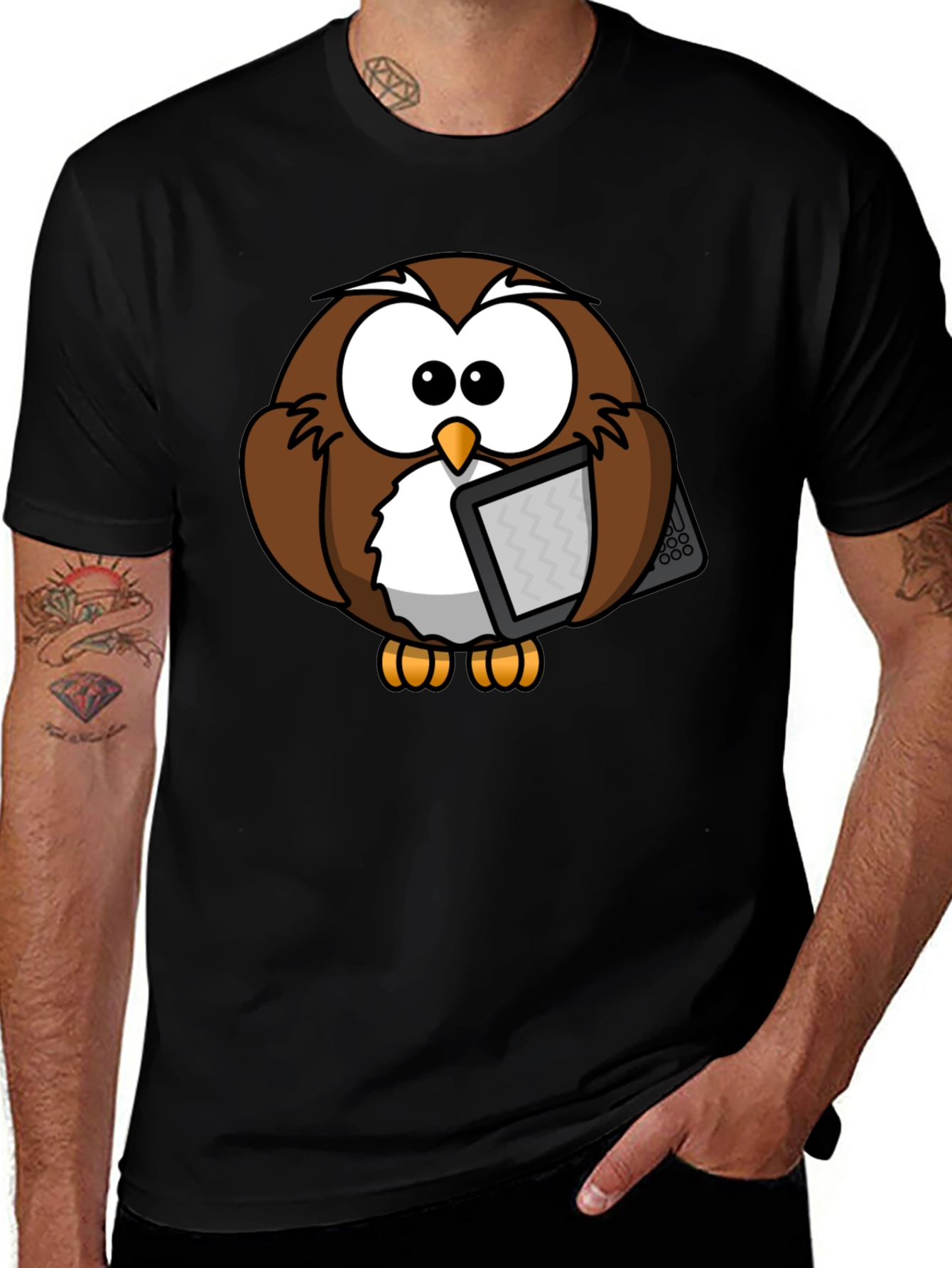 Black Owl Reading E-reader Graphic T-Shirt main image