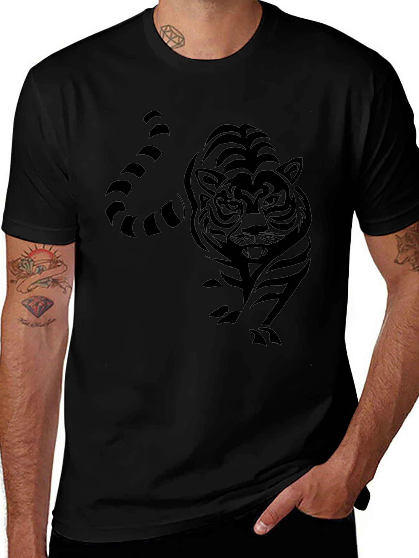 Camiseta Negra con Diseño de Tigre Abstracto