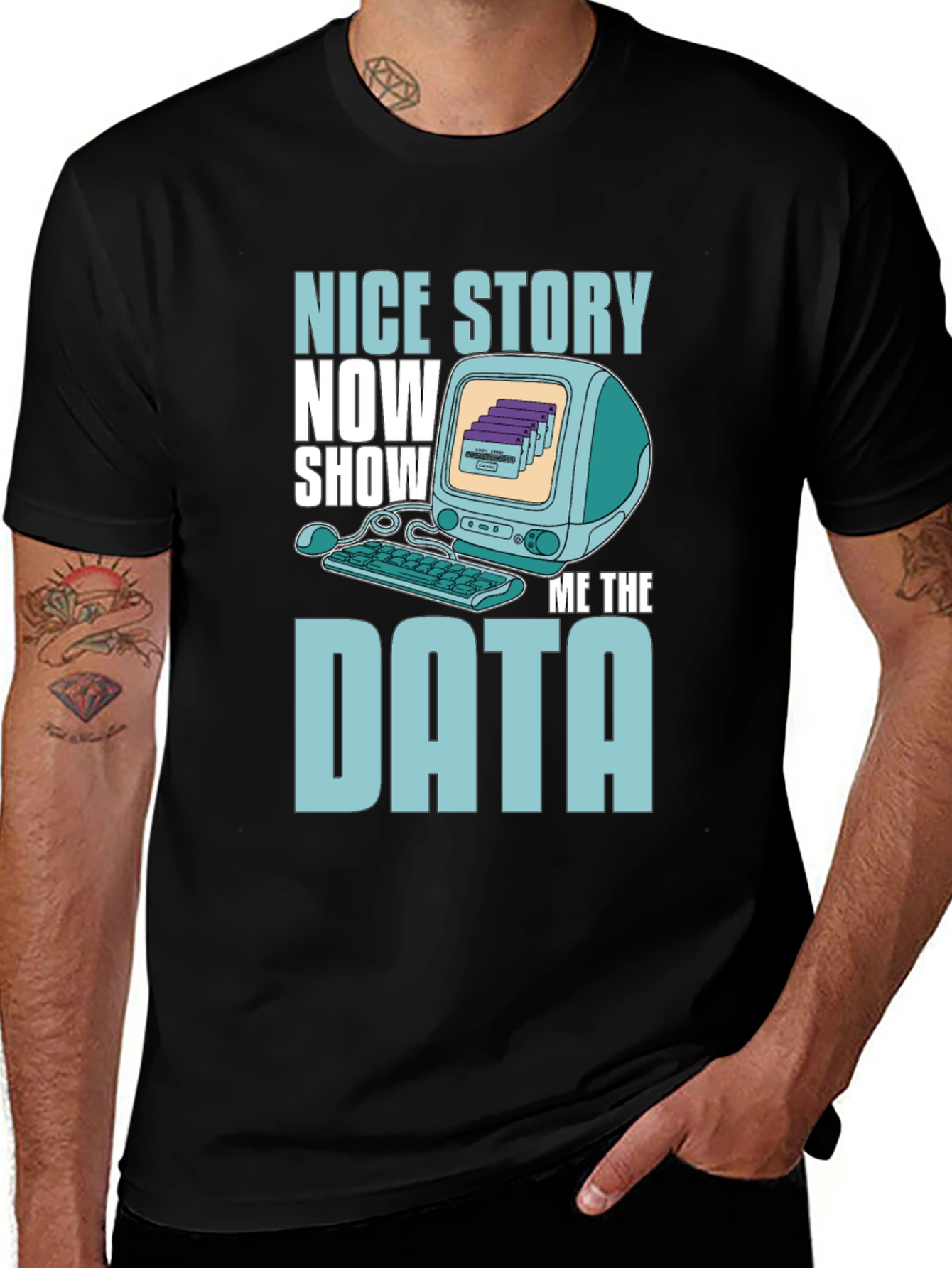 Camiseta Negra con Diseño de Computadora y Texto 'Show Me The Data'